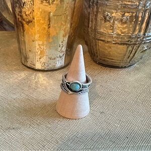 *FREE GIFT GIVEAWAY* NEW silvery faux turquoise ring
size 4.5
Mix/match